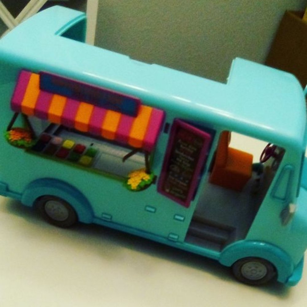 Lil Woodzeez Honeysuckle Sweets and Treats Food Truck Play and few accessories